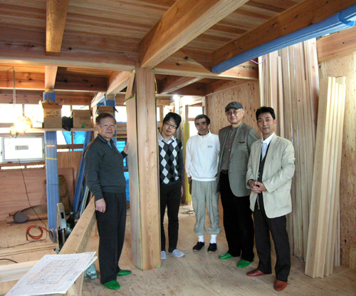 ｢橋本の家｣天竜のみなさんと大黒柱で記念写真